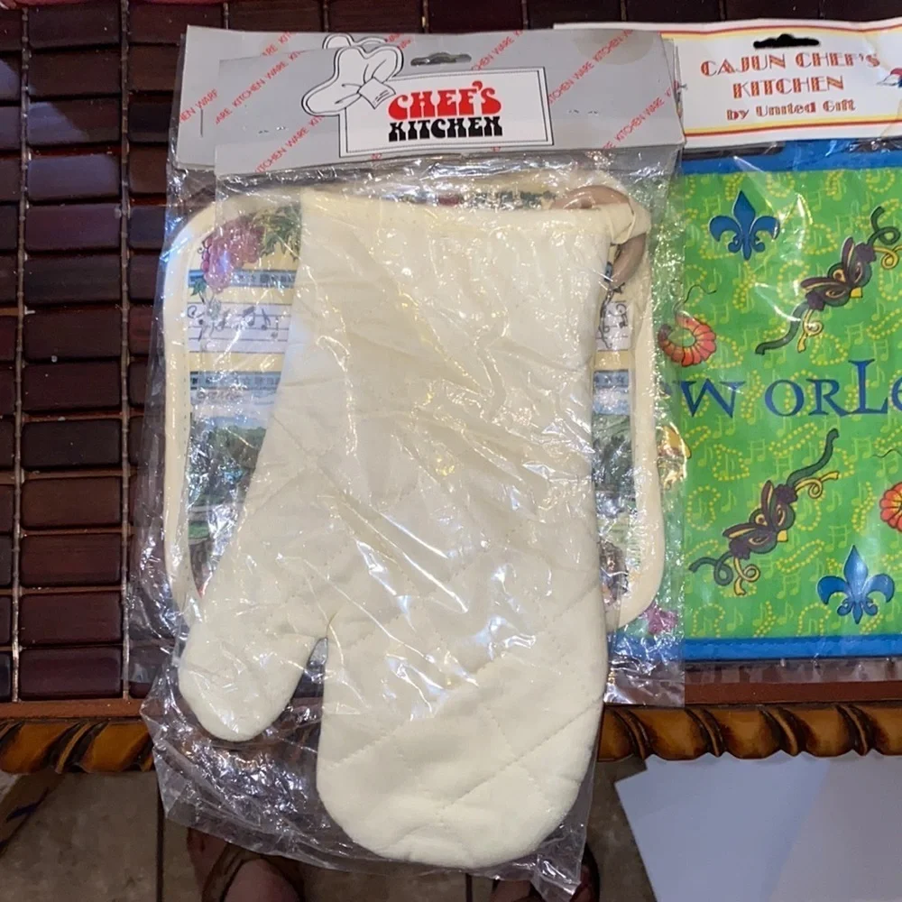 Chef Kitchen kitchen mittens and 2 heat pads